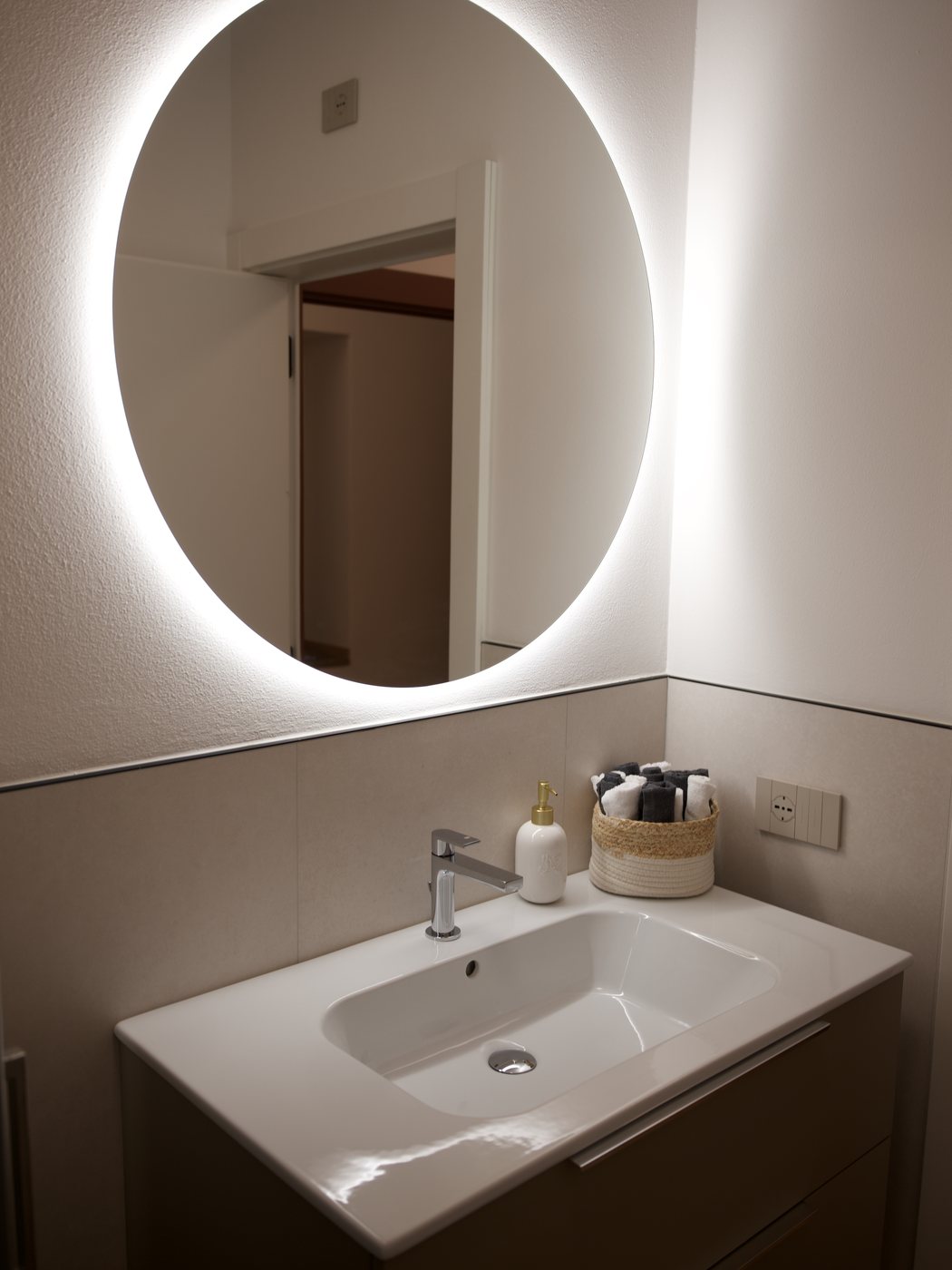 Specchio retroilluminato nell'area bagno di Riflessi di Benessere