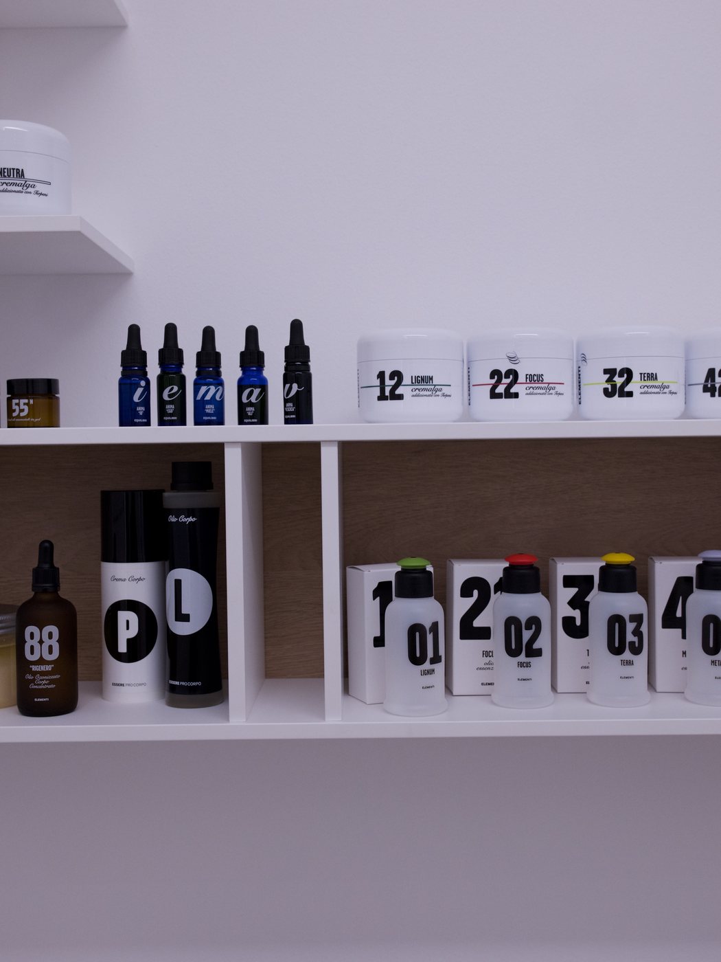 Scaffale con i prodotti fitocosmetici Alius a Riflessi di Benessere